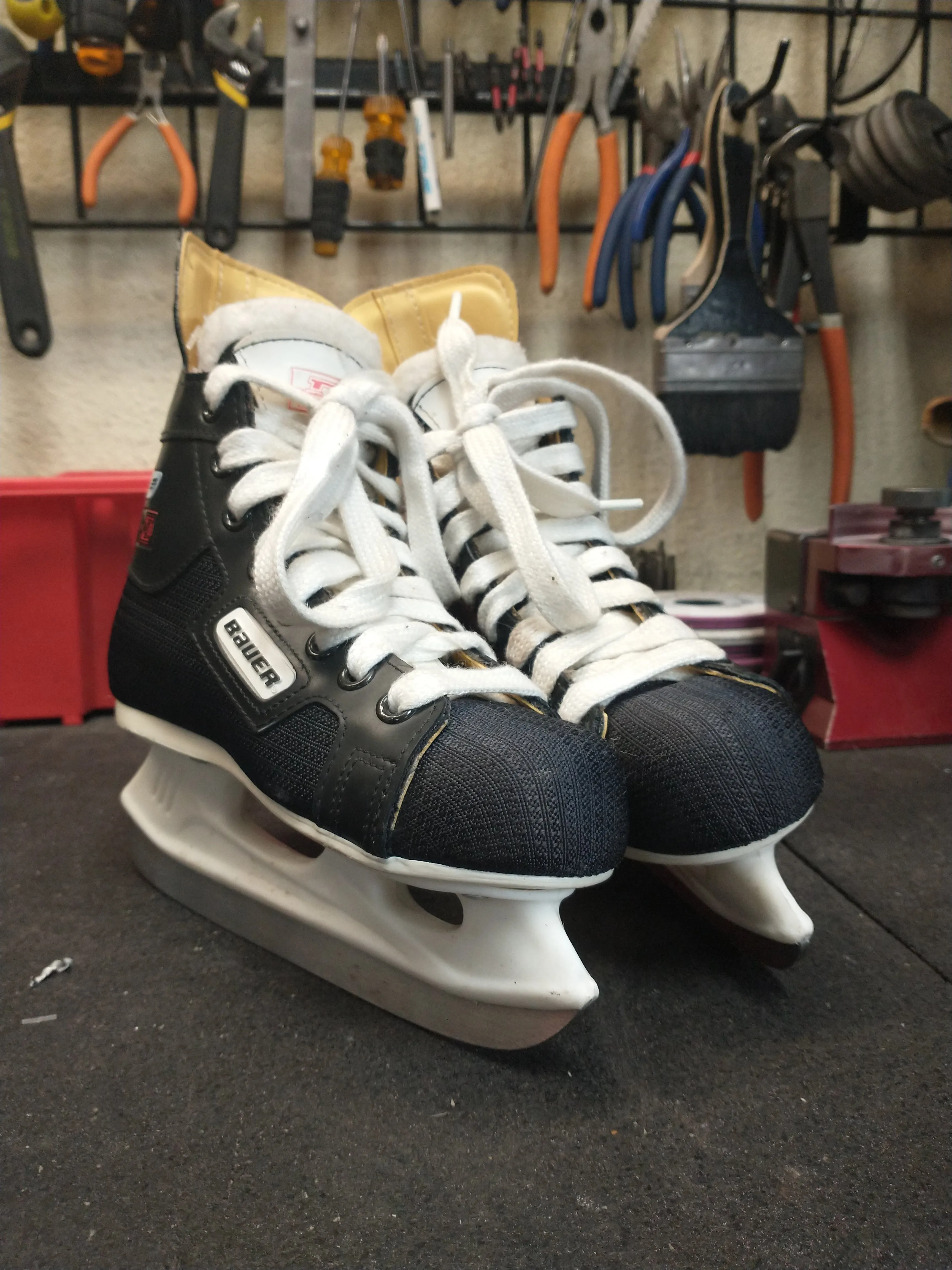 Slightly Used Bauer Lindros 88 Skates Youth