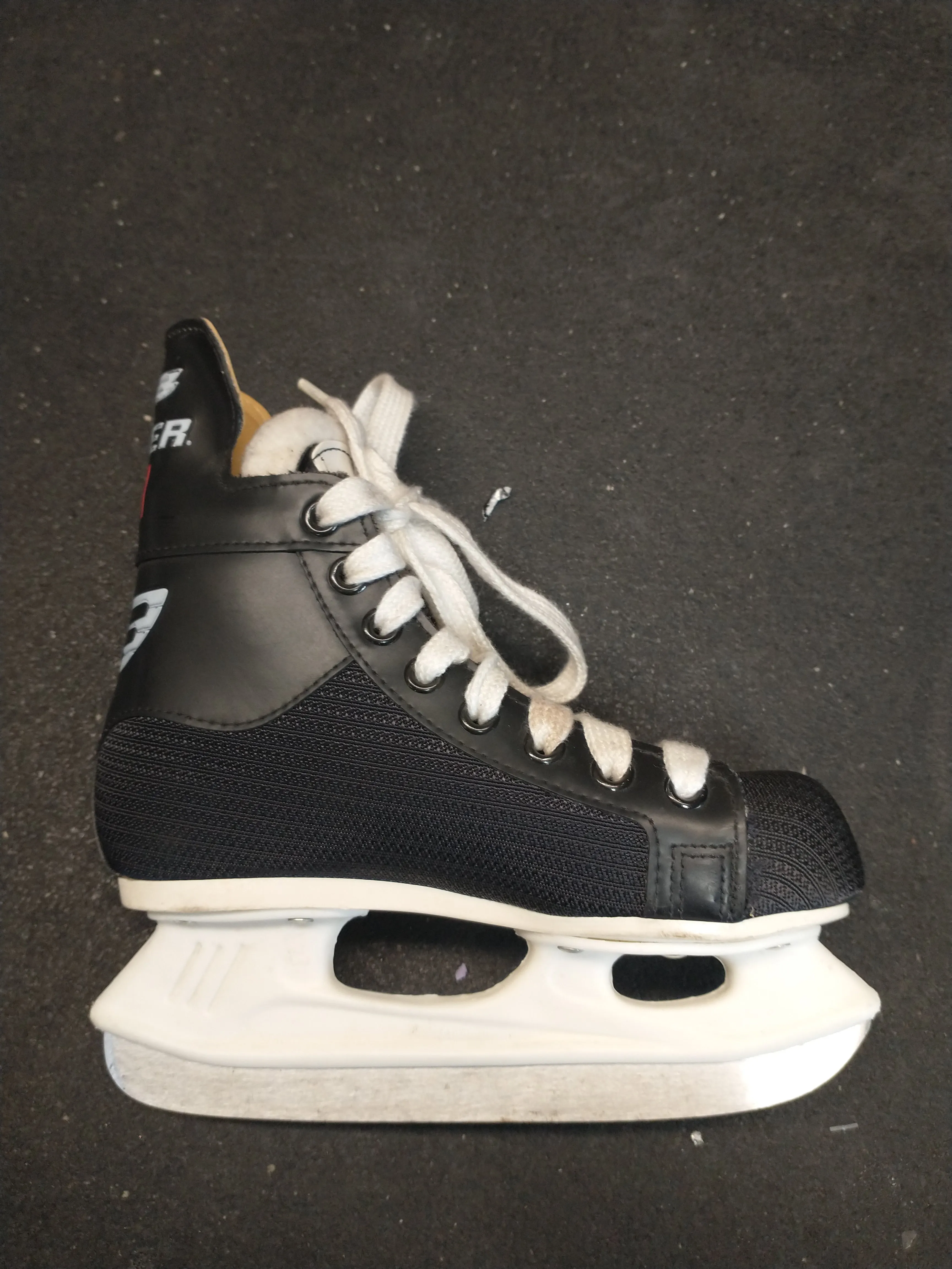 Slightly Used Bauer Lindros 88 Skates Youth