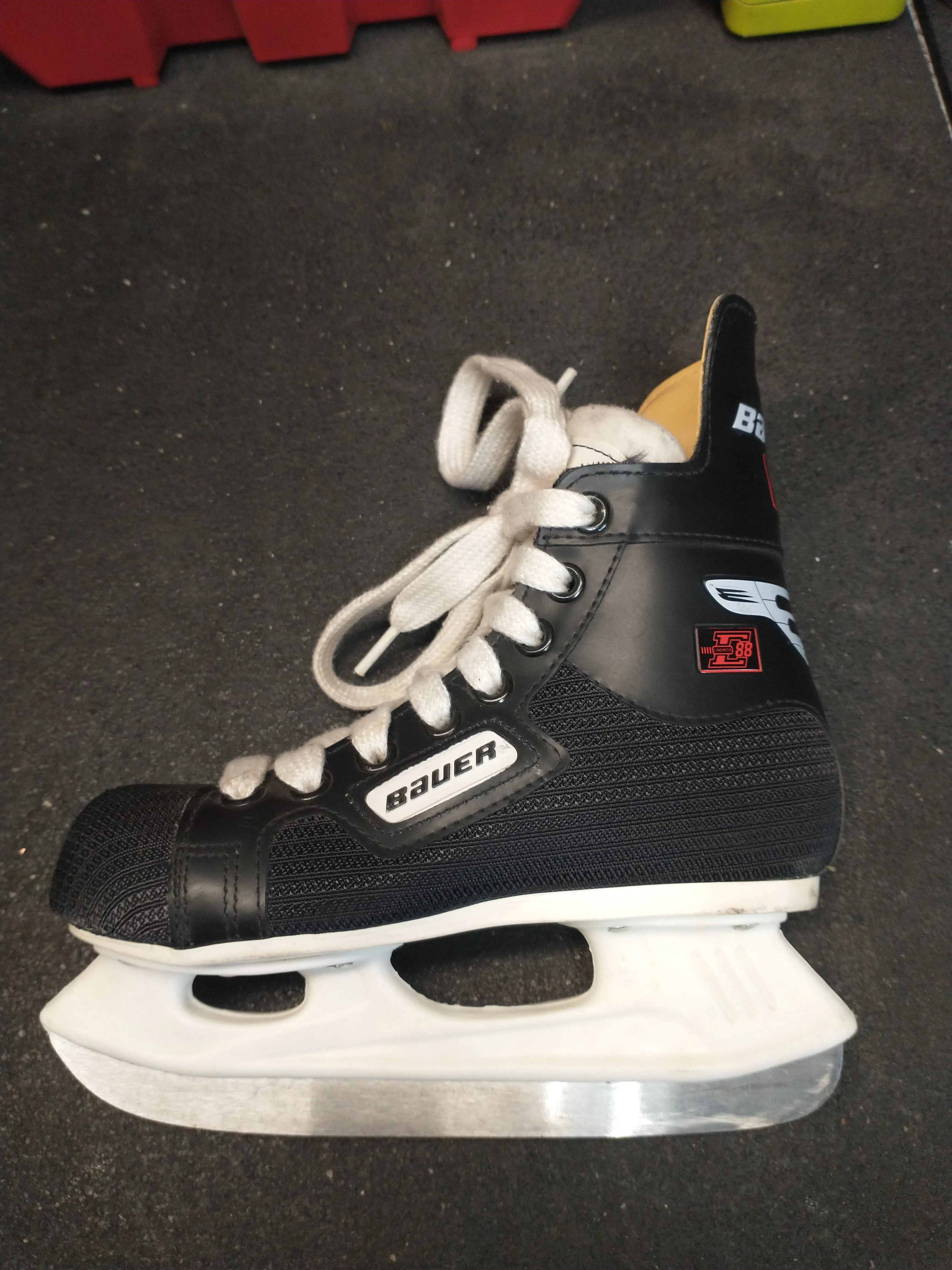 Slightly Used Bauer Lindros 88 Skates Youth