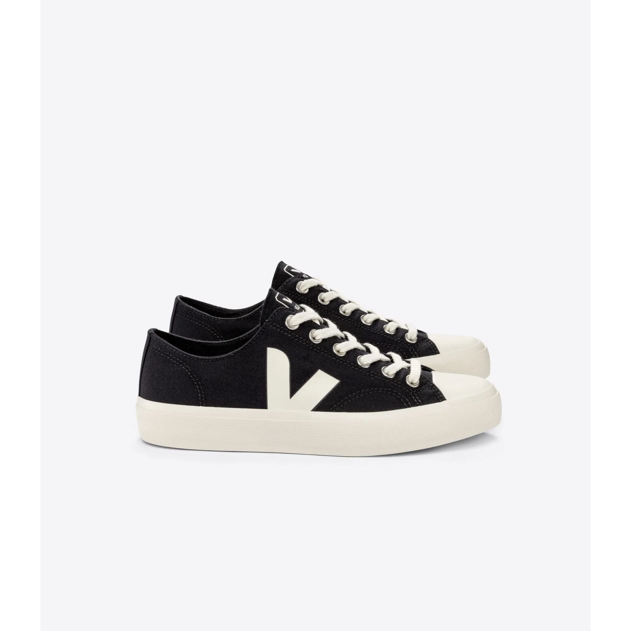 Veja Women's Wata II Low Canvas in Black Pierre