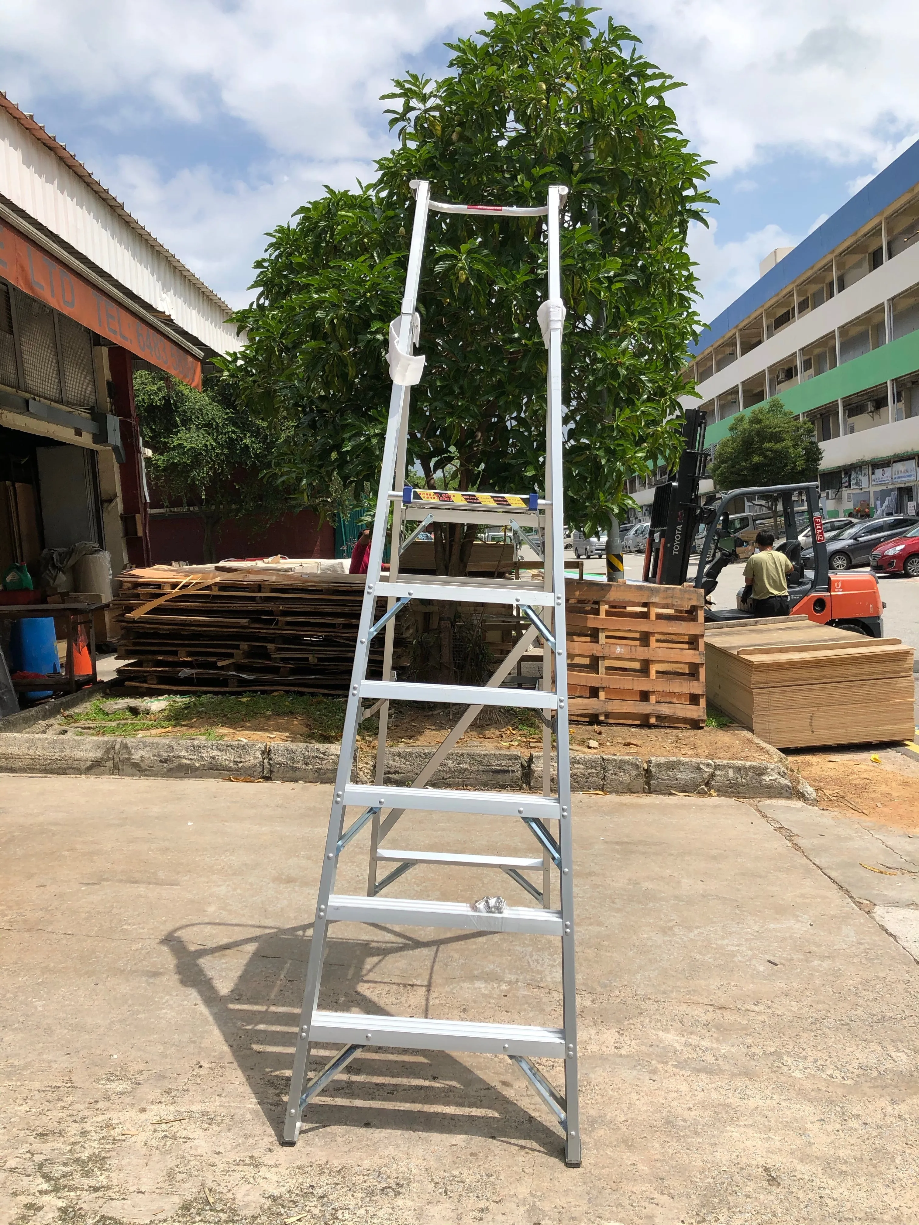 XG Aluminium Platform Ladders Come with Safety Chain | Sizes : 3 Steps to 12 Steps | Model : L-XG152EA