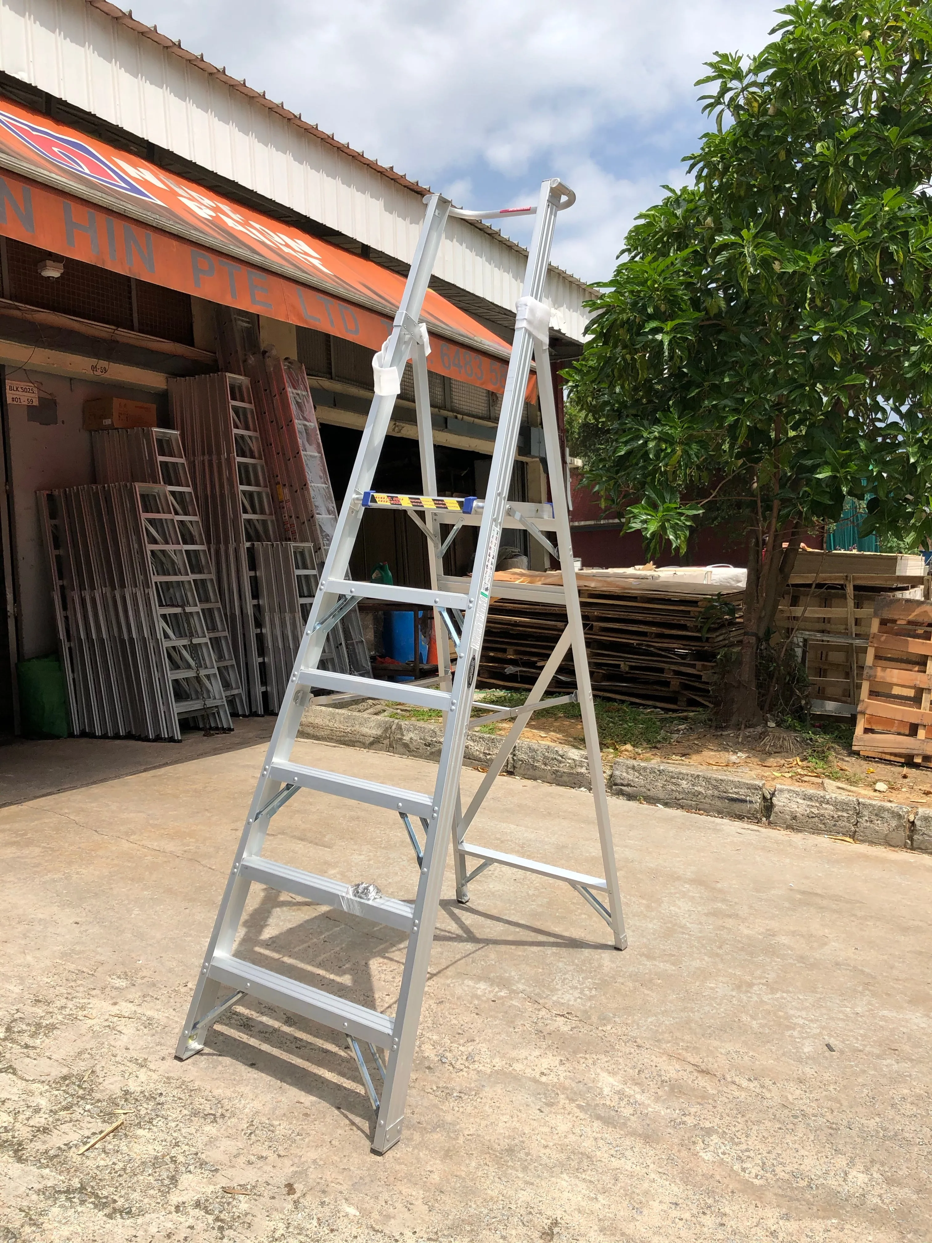 XG Aluminium Platform Ladders Come with Safety Chain | Sizes : 3 Steps to 12 Steps | Model : L-XG152EA